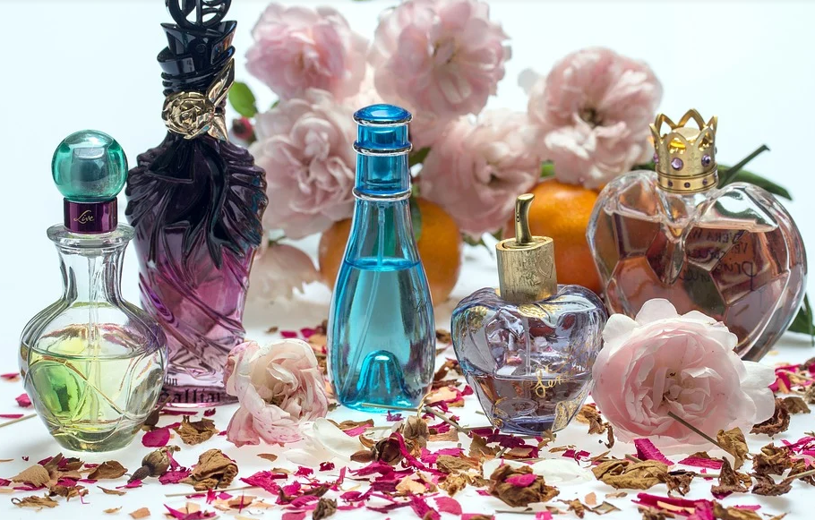 Image of perfume and flowers