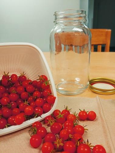 Photo with jar and tomatoes