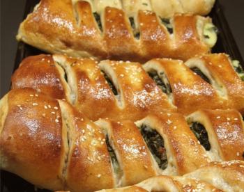 Cheesy Chicken-and-Spinach Stromboli Ring