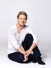 photo of Kristin Hannah by Kevin Lynch